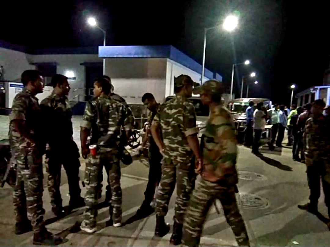 নিহত দুই বিজেপি কর্মীর লাশ বসিরহাট হাসপাতাল থেকে বের করার সময় পুলিশ পুরো হাসপাতাল চত্বর ঘিরে রাখে। ছবি: সংগৃহীত