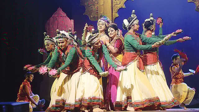 যথাযথ প্রণোদনা পেলে পারফর্মিং আর্টের ক্ষেত্রগুলো হয়ে উঠবে আরও প্রসারিত। বরাদ্দ বাড়লে প্রাতিষ্ঠানিক অবকাঠামো হবে উন্নত। নৃত্যাঞ্চলের একটি পরিবেশনা। ফাইল ছবি