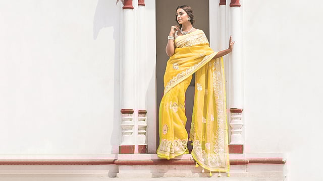 মসলিনের ওপর কাটওয়ার্ক করা যায়। উজ্জ্বল হলুদ রঙের মসলিনের শাড়িটি যেকোনো ঋতুর জন্য মানানসই। মডেল: মাইশা