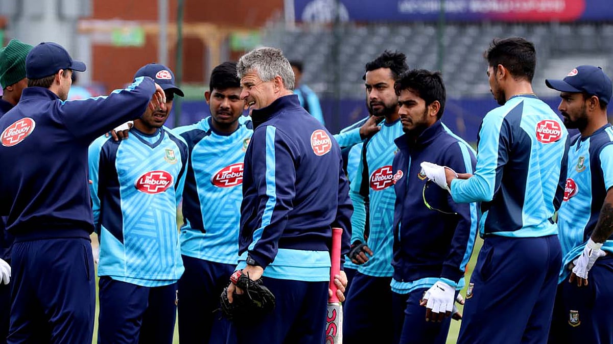 সব প্রতিকূলতা জয় করে ম্যাচ জিততে হবে, সম্ভবত শিষ্যদের এমন বার্তাই দিচ্ছেন কোচ স্টিভ রোডস। ছবি: সৌজন্য