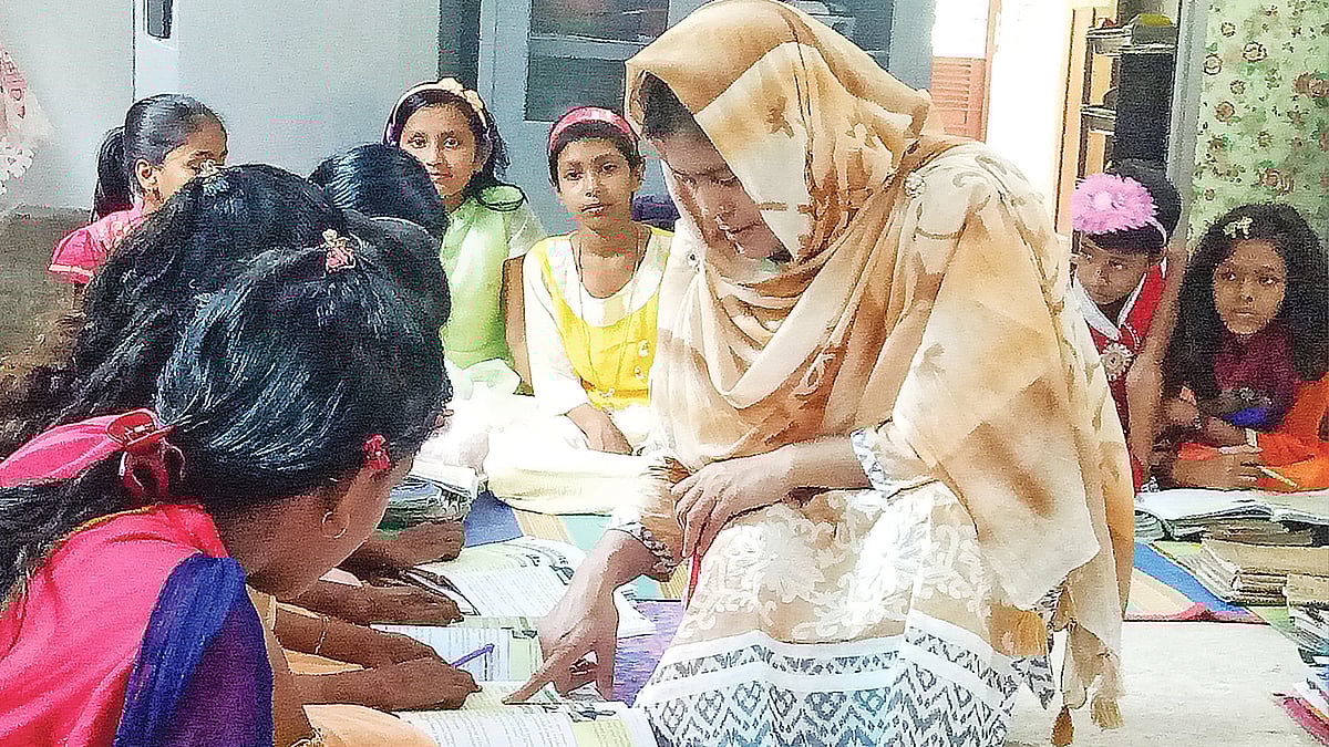 স্কুল ছুটি। তাই নিজের বাসায় শিক্ষার্থীদের পাঠদান করাচ্ছেন রাজশাহীর বাঘা উপজেলার মনিগ্রাম সরকারি প্রাথমিক বিদ্যালয়ের শিক্ষক হোসনেয়ারা পারভীন। সম্প্রতি তোলা ছবি।  প্রথম আলো