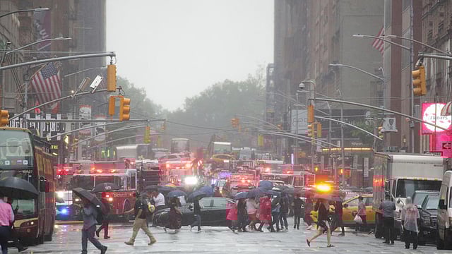 ঘটনার পর নিউইয়র্ক সিটির দমকল বিভাগ দ্রুত ঘটনাস্থলে পৌঁছায়। ছবি: রয়টার্স