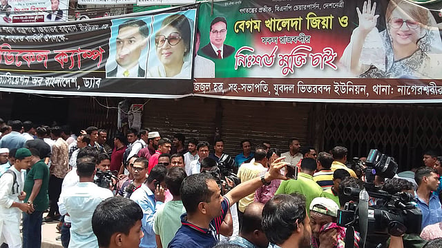 ছাত্রদলের বিক্ষুব্ধ নেতারা মঙ্গলবার বিএনপির কেন্দ্রীয় কার্যালয়ের সামনে জড়ো হন। তাঁরা বিএনপির কেন্দ্রীয় কার্যালয়ের প্রধান ফটকে তালা ঝুলিয়ে দেন। নয়াপল্টন, ঢাকা, ১১ জুন। ছবি: সাজিদ হোসেন