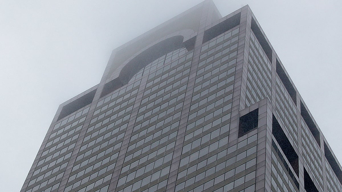 দালানের ছাদে হেলিকপ্টারটি আছড়ে পড়ার পরই আগুন ধরে যায়। ছবি: রয়টার্স