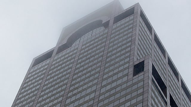 দালানের ছাদে হেলিকপ্টারটি আছড়ে পড়ার পরই আগুন ধরে যায়। ছবি: রয়টার্স