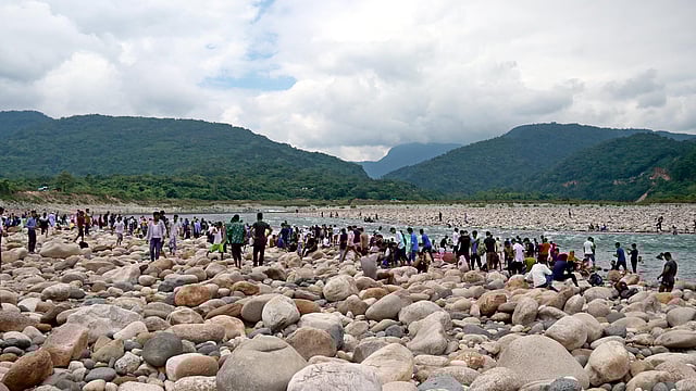 সবুজ পাহাড়, নদ আর পাথরের টানে ছুটে যান দর্শনার্থীরা