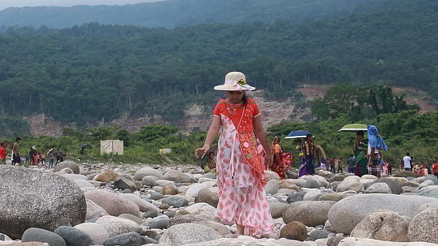 প্রকৃতির কোলে আনন্দে মেতেছে শিশুরা