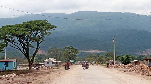 সড়ক আগের তুলনায় অনেকটাই ভালো। এই পথে যেতে হয় ভোলাগঞ্জ