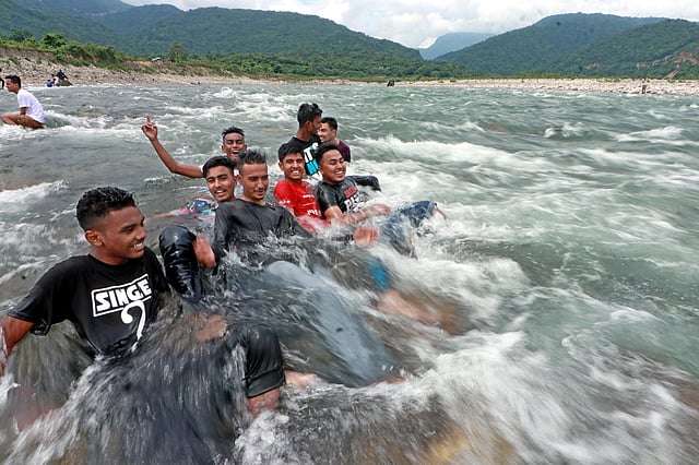 জলের ধারায় গা ভাসিয়েছেন তরুণেরা