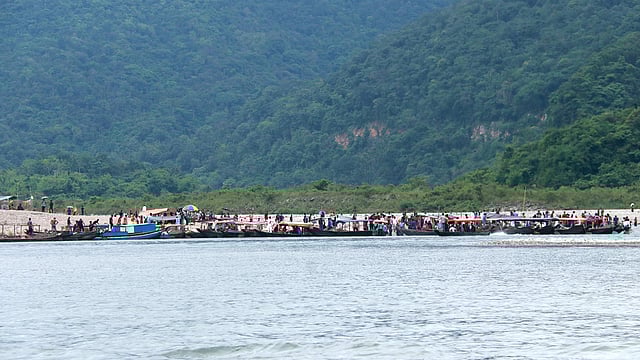 নদের উৎসমুখে পর্যটকবাহী নৌকা