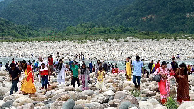 পাথরে মোড়ানো নদের দুই পাশ। কেউ পানিতে ভিজছেন, কেউবা পাথরের ওপর হাঁটছেন