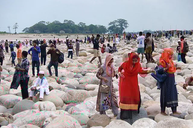 পর্যটকদের বেশি টানছে এই সাদা পাথর
