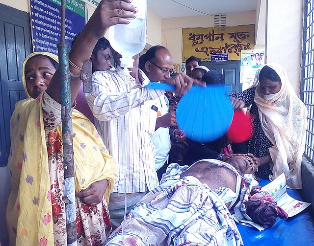 প্রতিপক্ষের হামলায় দুই হাত হারানো জালাল উদ্দিন। ছবিটি আজ সকালে হাসপাতালের জরুরি বিভাগ থেকে তোলা। ছবি: প্রথম আলো