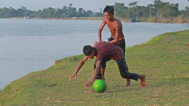 চলছে ফুটবল খেলা