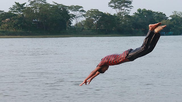 ডলফিনের ভঙ্গিকে পানিতে ঝাঁপ দিয়েছে এক কিশোর