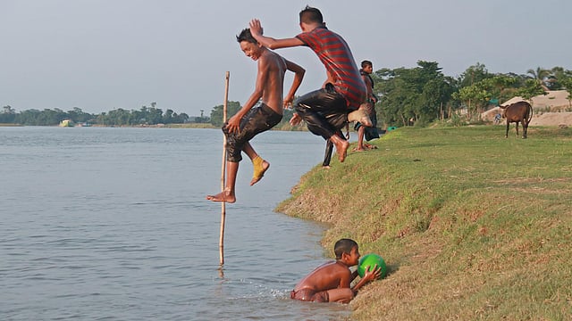 খেলার মাঝে চেঙ্গের খাল নদে ঝাঁপ