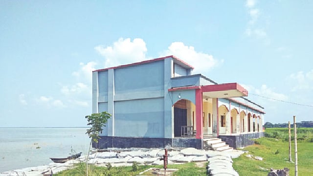 শরীয়তপুরের জাজিরা উপজেলার কাইজ্জারচর সমির উদ্দিন উচ্চবিদ্যালয় ও কাইজ্জারচর সরকারি প্রাথমিক বিদ্যালয় দুটি ভাঙনের ঝুঁকিতে আছে। গতকাল সকালে।  প্রথম আলো