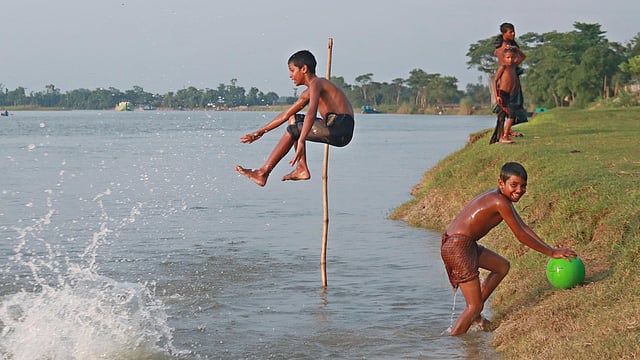 চলছে দুরন্তপনা