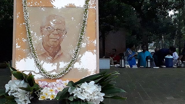 অনুষ্ঠান প্রাঙ্গণে দ্বিজেন শর্মার প্রতিকৃতি। ছবি: প্রথম আলো