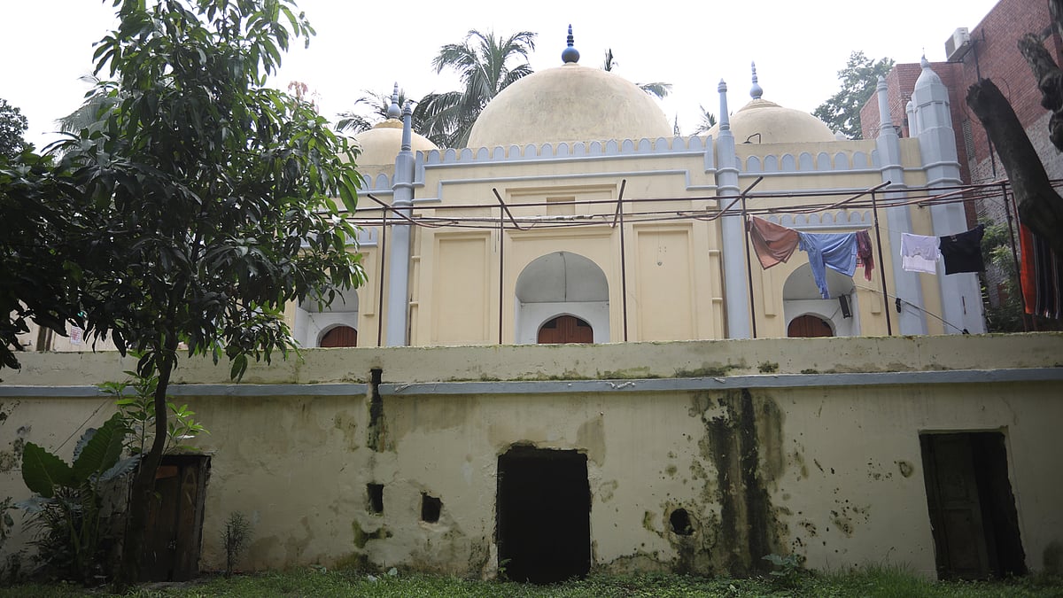 মোগল স্থাপত্য রীতিতে তৈরি মসজিদটি তিন গম্বুজবিশিষ্ট।
