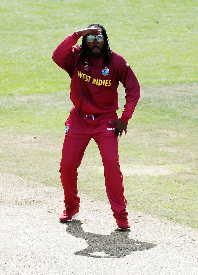 ক্রিস গেইল মানেই দর্শকদের বাড়তি কিছু পাওয়ার সুযোগ। আজ ম্যাচে তাঁর কাছে যতবারই বল গেছে, দর্শকদের উল্লাস করা সুযোগ মিলেছে। নিজের প্রথম ওভারে মাত্র ১ রান দিয়েই স্যালুটই দিয়ে বসলেন গেইল। রান নিতে না পারা ব্যর্থতা ভুলে জো রুটও হেসে দিলেন তা দেখে। ছবি: রয়টার্স