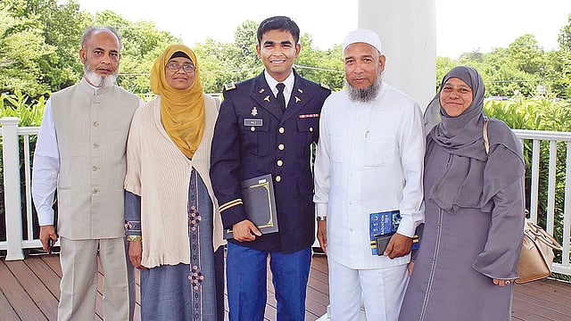 বাবা মাসহ পরিবারের সদস্যদের সঙ্গে মনসুর আলী