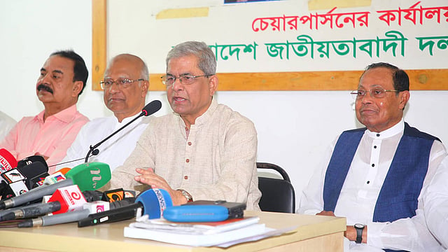 রাজধানীর গুলশানে বিএনপির চেয়ারপারসনের রাজনৈতিক কার্যালয়ে বাজেট নিয়ে আয়োজিত সংবাদ সম্মেলনে বক্তব্য দিচ্ছেন দলের মহাসচিব মির্জা ফখরুল ইসলাম আলমগীর। ১৪ জুন, ঢাকা। ছবি: প্রথম আলো