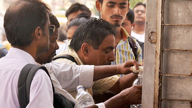 পানি পানের জন্য ভিড়। ছবি: ভাস্কর মুখার্জি