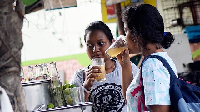 গরম থেকে স্বস্তি পেতে শরবত পান। ছবি: ভাস্কর মুখার্জি