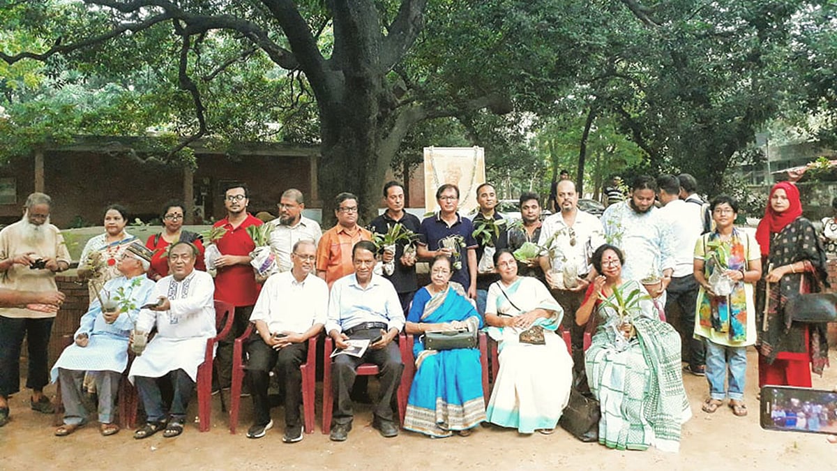 দ্বিজেন শর্মার স্মরণে তরুপল্লবের উদ্যোগে গাছের চারা বিতরণ করা হয়। শুক্রবার ঢাকা বিশ্ববিদ্যালয়ের চারুকলা অনুষদ প্রাঙ্গণে। ছবি: প্রথম আলো