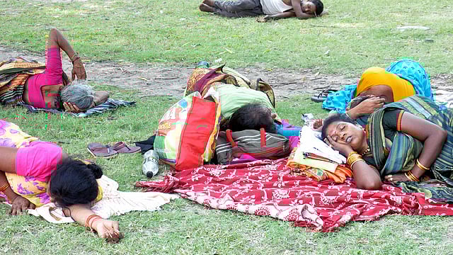 গরমে ক্লান্ত হয়ে ঘুমিয়ে আছেন পথচারীরা। ছবি: ভাস্কর মুখার্জি