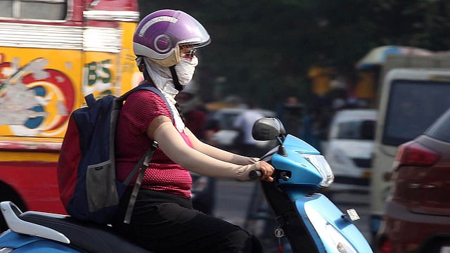 নাকমুখ ঢেকে তাপ থেকে বাঁচার চেষ্টা। ছবি: ভাস্কর মুখার্জি