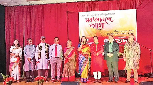 শতদলের নব আনন্দে জাগো অনুষ্ঠানের মঞ্চে অতিথিরা