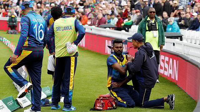 অস্ট্রেলিয়ার বিপক্ষে ম্যাচ, জিততে হলে সর্বোচ্চ দিতে হতো শ্রীলঙ্কাকে। সে চেষ্টা করেছেও তারা। ইসুরু উদানাই যেমন চার বাঁচাতে চোটে পড়তে গিয়েছিলেন একটুর জন্য। কিন্তু লাভ হয়নি, তাঁর দলও হেরেছে বড় ব্যবধানে। ছবি: রয়টার্স