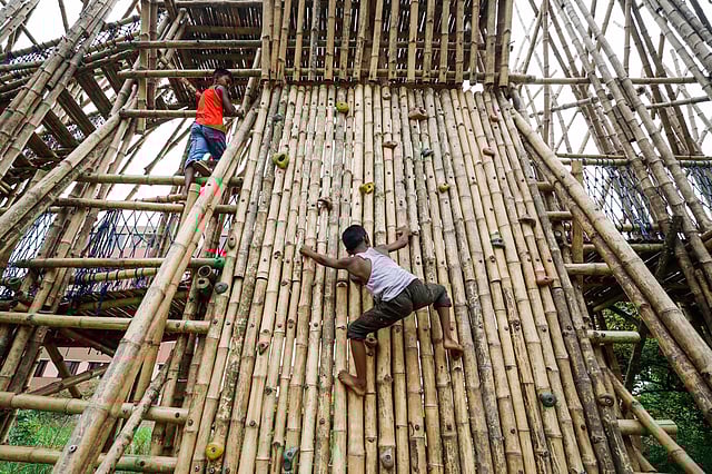 রক ক্লাইম্বিং করছে এক শিশু