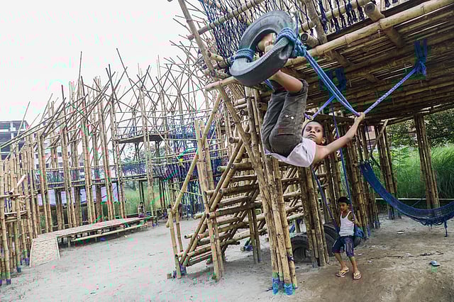 টায়ার সুইং খেলায় মেতেছে তারা