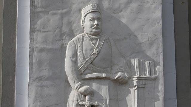 সলিমুল্লাহ মুসলিম হলের মূল ভবনের দেয়ালে নওয়াব বাহাদুরের ম্যুরাল। ছবি: সংগৃহীত