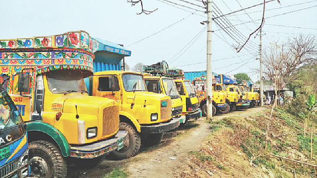 ট্রাক টার্মিনাল না থাকায় বিভিন্ন রাস্তার ধারে এবং শহরের বিভিন্ন এলাকায় যত্রতত্র ট্রাক ও কাভার্ড ভ্যান পার্ক করা হয়। ছবিটি টাঙ্গাইল শহরের স্টেডিয়াম এলাকা থেকে তোলা।  প্রথম আলো