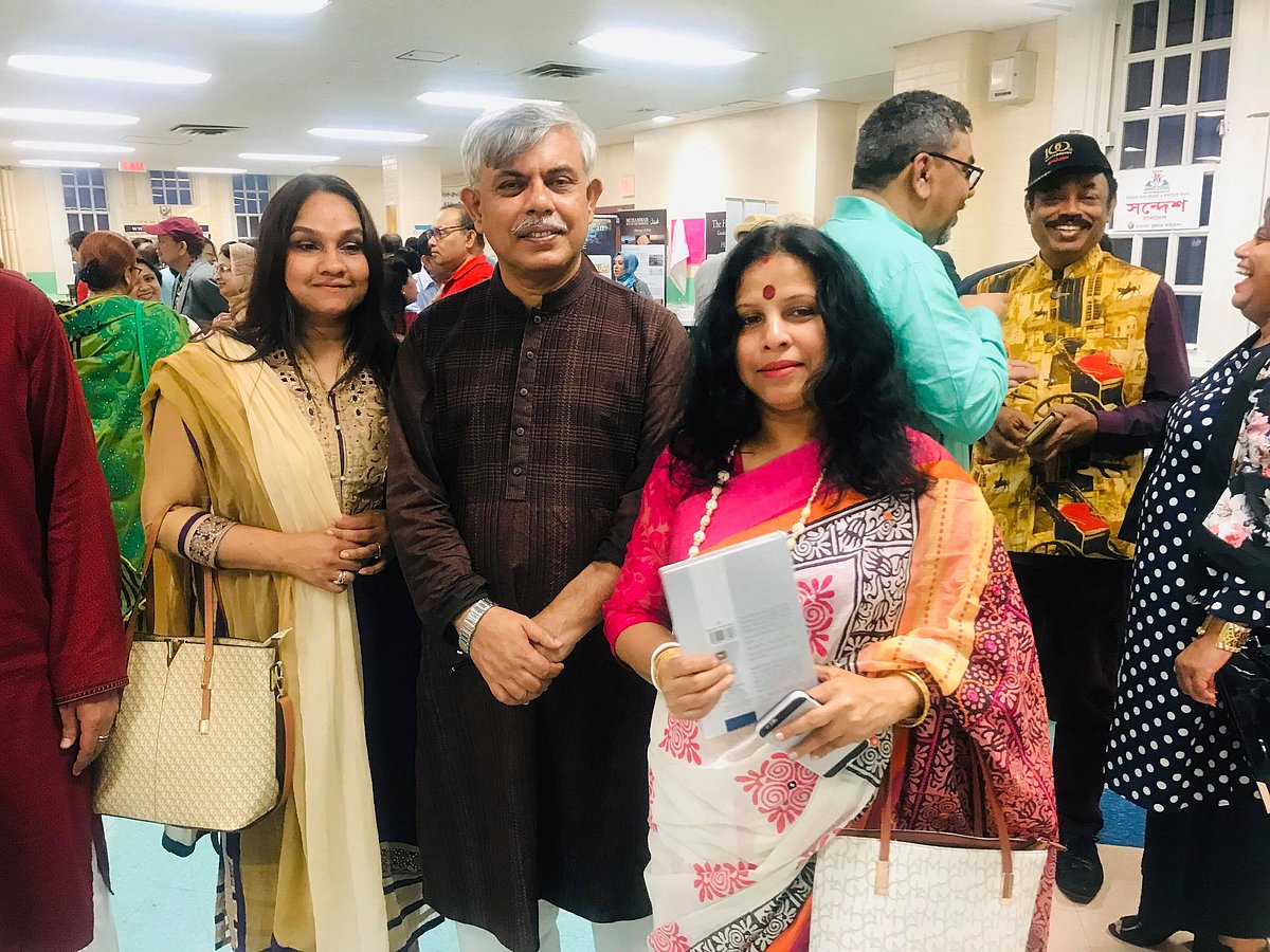 মেলায় প্রথম আলোর সহযোগী সম্পাদক ও সাহিত্যিক আনিসুল হক। ছবি: প্রথম আলো