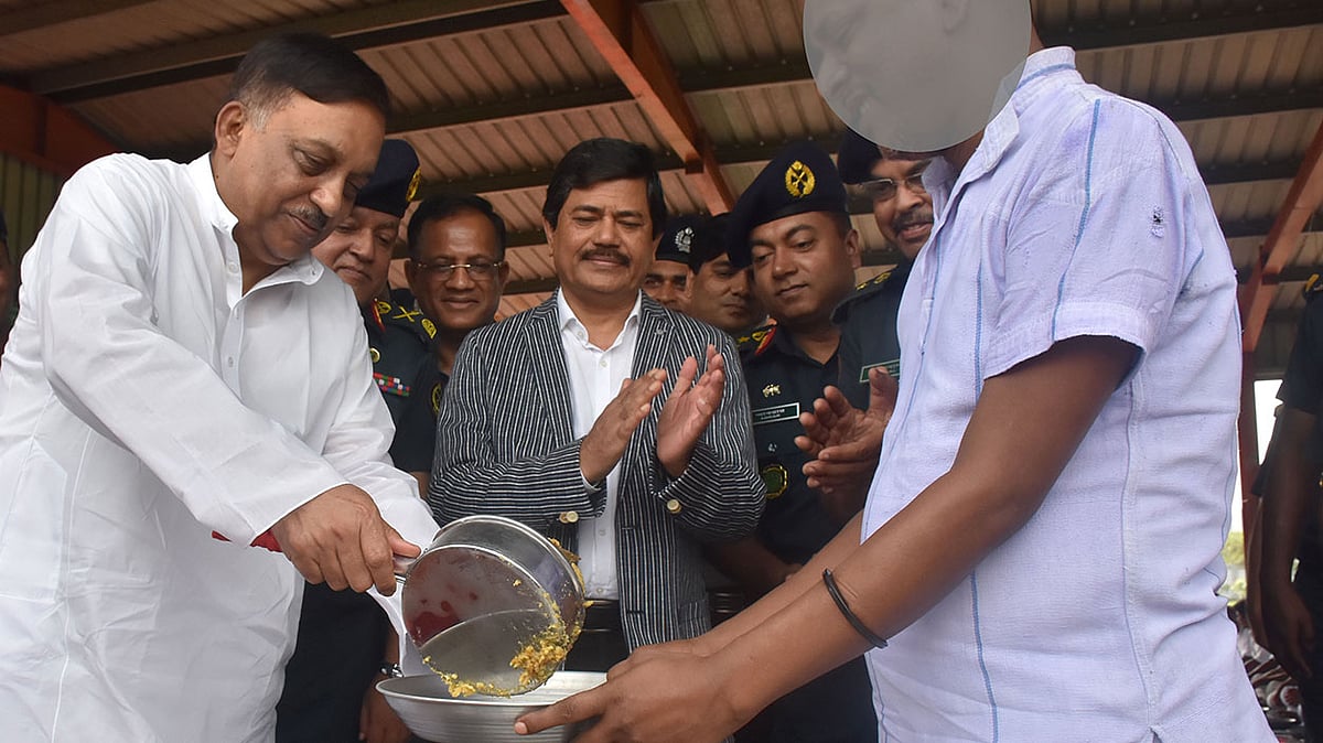 কেরানীগঞ্জের রাজেন্দ্রপুরের ঢাকা কেন্দ্রীয় কারাগারে বন্দীদের মাঝে সকালের নতুন নাশতা তুলে দেন স্বরাষ্ট্রমন্ত্রী আসাদুজ্জামান খান। ছবি: সংগৃহীত