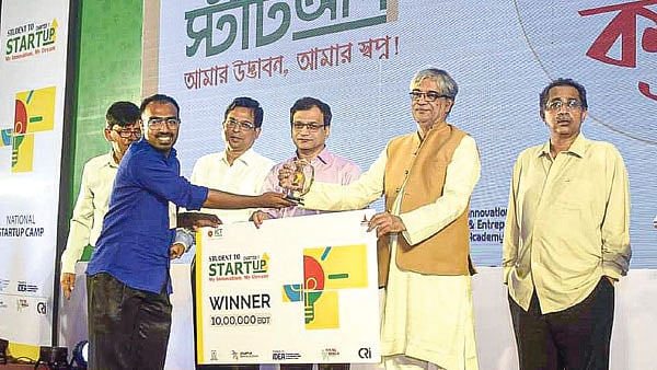 ডাক ও টেলিযোগাযোগমন্ত্রী মোস্তাফা জব্বারের কাছ থেকে পুরস্কার নিচ্ছেন শেখ সোহেল। ছবি: সংগৃহীত