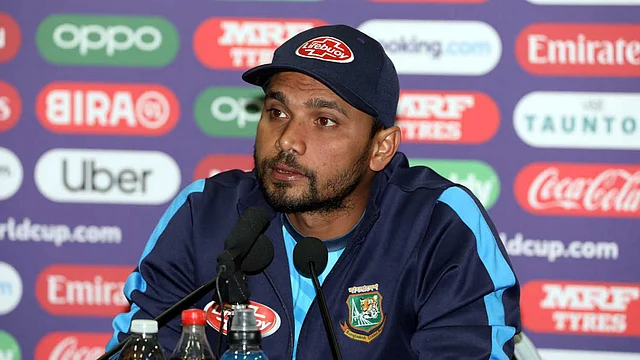 সংবাদ সম্মেলনে কথা বলছেন মাশরাফি। ছবি: বিসিবি