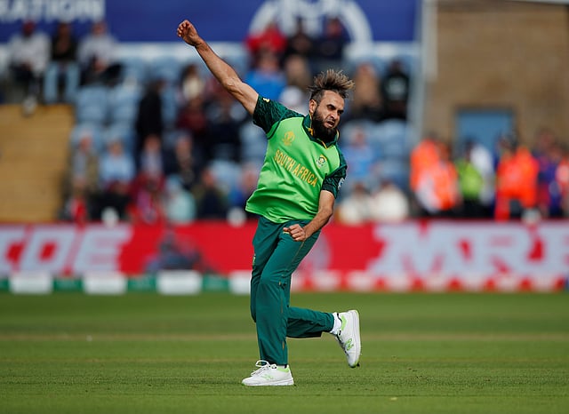 একশর নিচে গুলবাদিন নাইবদের গুটিয়ে যাওয়া ছিল সময়ের ব্যাপার। সে আর হলো কই! শেষদিকে দক্ষিণ আফ্রিকার সামনে দেয়াল হয়ে দাঁড়ান রশিদ খান। তাঁর ২৫ বলে ৩৫ রানের ঝোড়ো ইনিংসের সুবাদে আফগানিস্তান শেষ পর্যন্ত ১২৫ রান তোলে। সেই রশিদ খান ইমরান তাহিরের চতুর্থ শিকারে পরিণত হয়েছিলেন। রশিদ খানকে ফেরানোর পর তাহিরের উদ্‌যাপনটা ছিল এমনই। ছবি: রয়টার্স