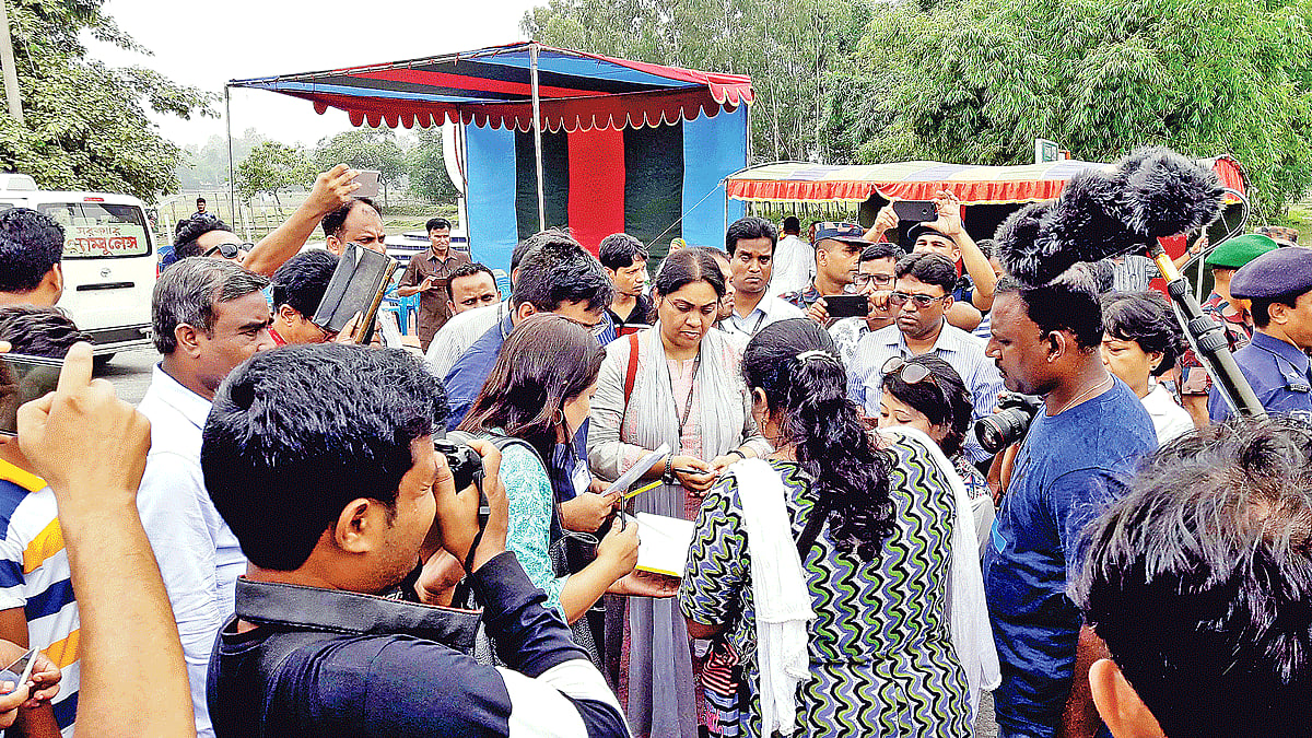 ভারতে পাচার হওয়া তরুণীদের হস্তান্তর প্রক্রিয়ার কাগজপত্রে স্বাক্ষর করছেন দুই পক্ষের কর্মকর্তারা। ছবি: প্রথম আলো