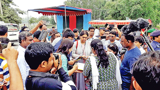 ভারতে পাচার হওয়া তরুণীদের হস্তান্তর প্রক্রিয়ার কাগজপত্রে স্বাক্ষর করছেন দুই  পক্ষের কর্মকর্তারা।  ছবি: প্রথম আলো