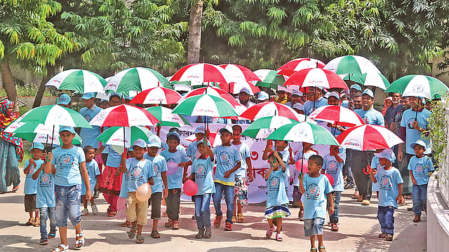 বিশ্ব ক্লাবফুট দিবস উপলক্ষে অর্থোপেডিক বিভাগের সহযোগিতায় রাজশাহী মেডিকেল কলেজ হাসপাতাল চত্বরে বের হওয়া শোভাযাত্রা।  প্রথম আলো