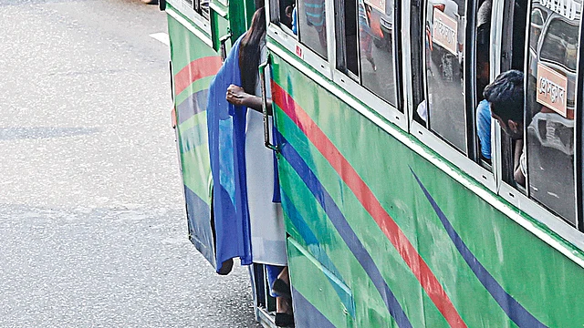 বাসে চড়তে গেলেও নারীরা যৌন হয়রানির শিকার হন।  ছবি: সাবিনা ইয়াসমিন
