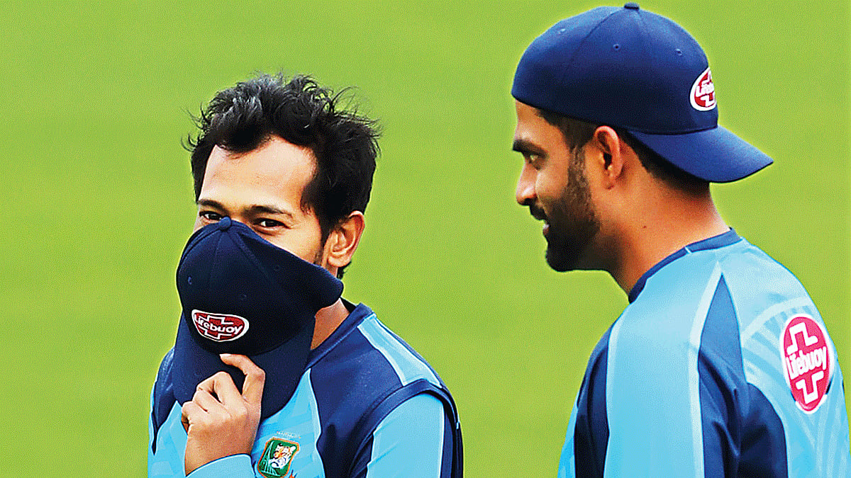 আগের দিন নেটে ব্যাটিংয়ের সময় তাঁর চোট দুশ্চিন্তায় ফেলে দিয়েছিল বাংলাদেশকে। টন্টনে কাল অনুশীলনে সেই মুশফিকুর রহিমের এমন হাসিখুশি ছবি দুশ্চিন্তা কিছুটা কমাবে।  ছবি: শামসুল হক