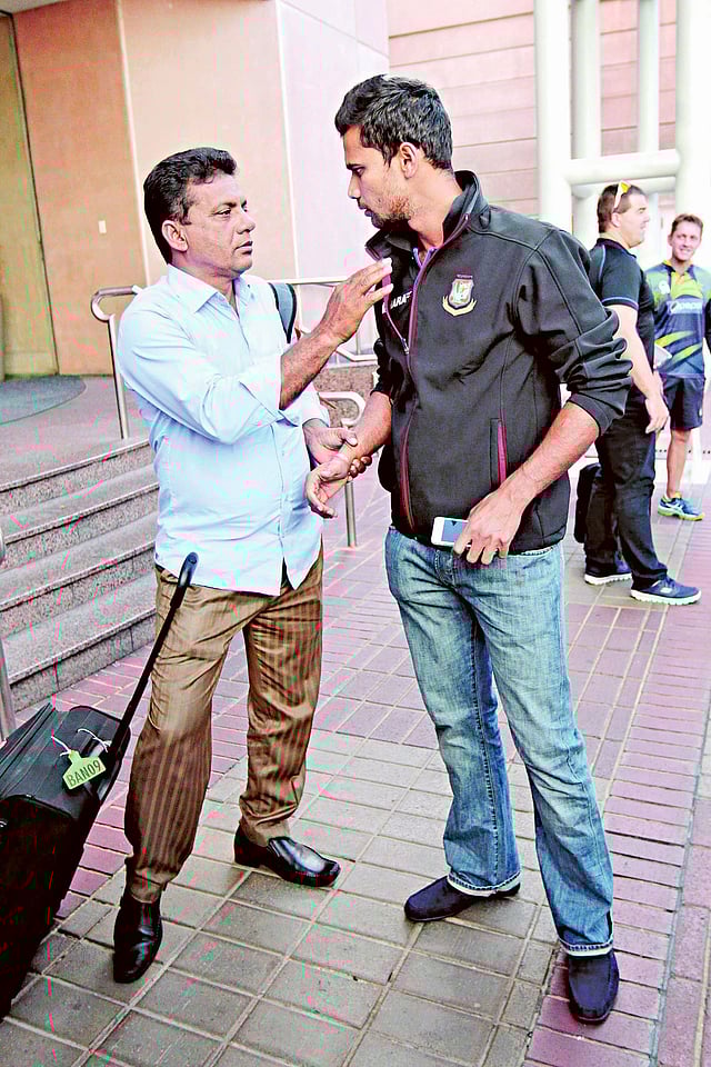 বাবার সঙ্গে মাশরাফি। ফাইল ছবি