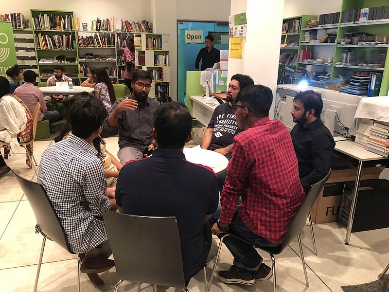 গ্যেটে ইনস্টিটিউটে হিউম্যান লাইব্রেরির ষষ্ঠ আসরে ‘বই’ ও ‘পাঠকেরা’। ধানমন্ডি, ১৫ জুন। ছবি: সংগৃহীত